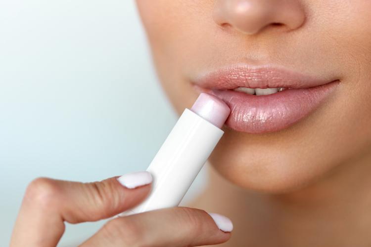 12 cosméticos (imprescindibles) para cuidar tus labios cuando usas mascarilla 