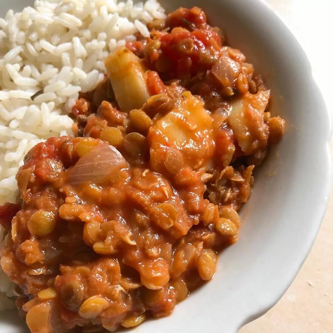 Easy recipe lentil stew with meat and chorizo, vegan recipe and how many calories does it have