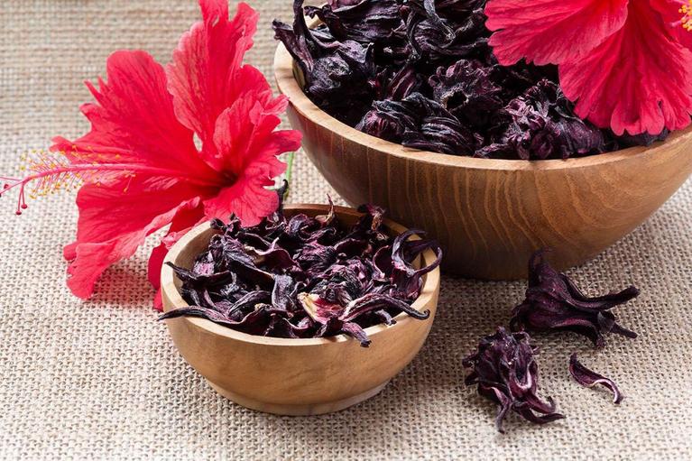 Les bienfaits de l’hibiscus : comment l’utiliser pour la santé, la peau et les cheveux ? 