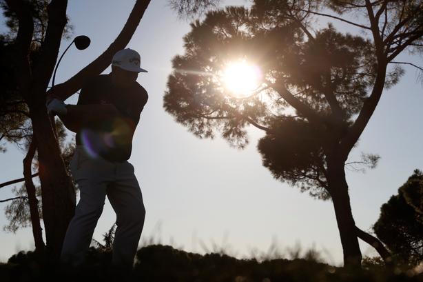 Jon Rahm supera un día incómodo de golf en Madrid: 