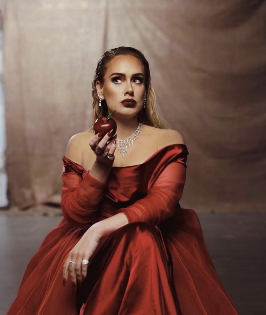 Adele deslumbra con un vestido de Vivienne Westwood en su nuevo videoclip 'Oh my god'