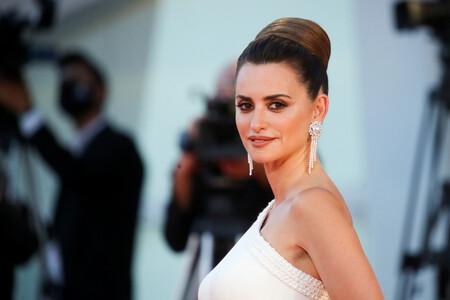 The best looks of Penelope Cruz of the season: from the bicolor dress of Venice to the yellow combo of the interview with Jimmy Fallon