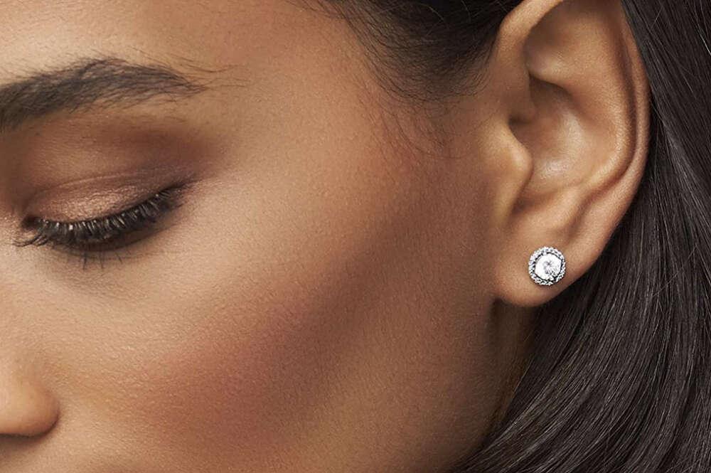 Pandora has silver earrings with zirchins that seem diamonds reduced by 58% in Amazon