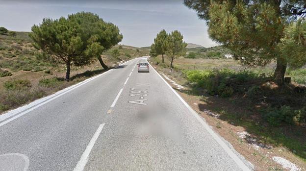 Encuentran el cadáver de un hombre en el interior de un coche que había caído al vacío en Málaga 