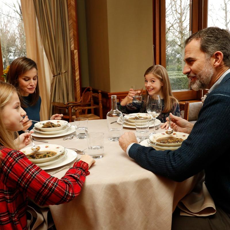La cocina de la Casa Real, una familia en palacio: de las cenas de gala a las comidas familiares