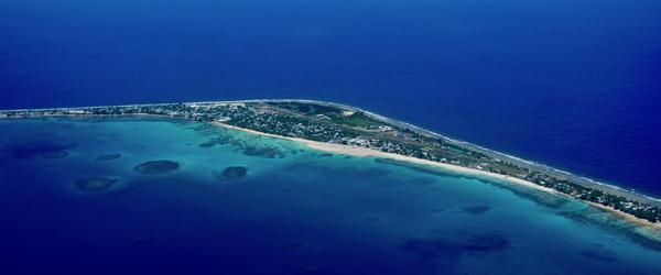 Les pieds dans la mer, un ministre des îles Tuvalu interpelle la COP26 sur la montée des eaux