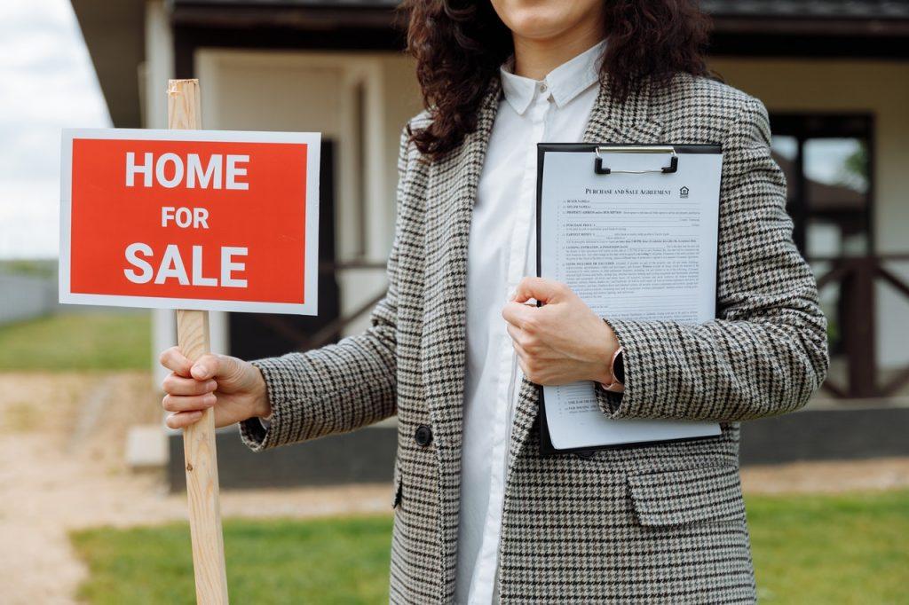 Los riesgos de vender una casa sin contratar una inmobiliaria por ahorrase la comisión