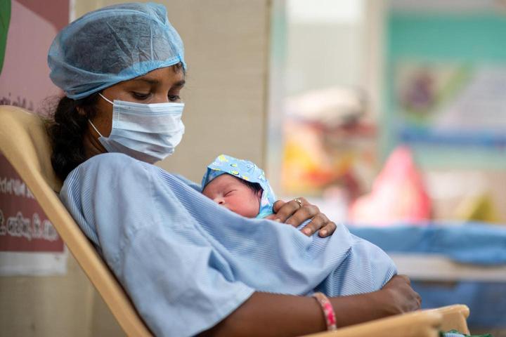 Covid-19: ¿Por qué es tan necesario que embarazadas y equipo médico lleven mascarilla en el parto? 