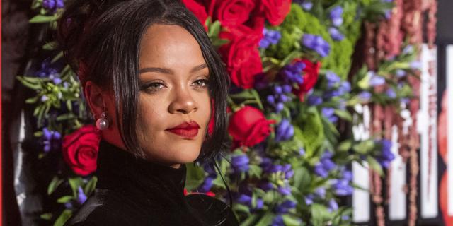 Rihanna perdona a su padre retirando la denuncia por estafa