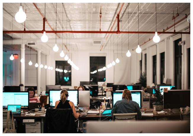 Oficinas tecnologizadas: cómo cambió el lugar de trabajo Presencia remota Centralizar y descentralizar 