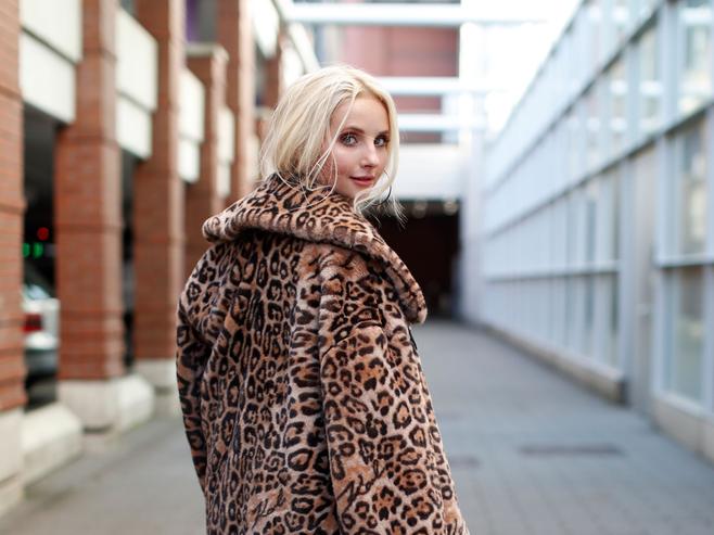 Mode + 50 ans : bien porter le manteau imprimé léopard de la saison 