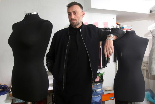 The world Roberto Diz, the andaluza 'jet' dressmaker, moves his workshop to Madrid
