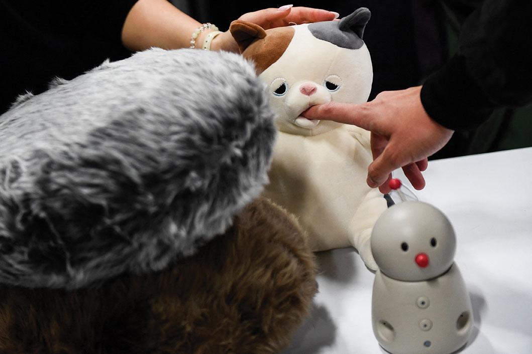 Robot chaton affectueux et masques anti-Covid au salon annuel des technologies | Arabnews fr 