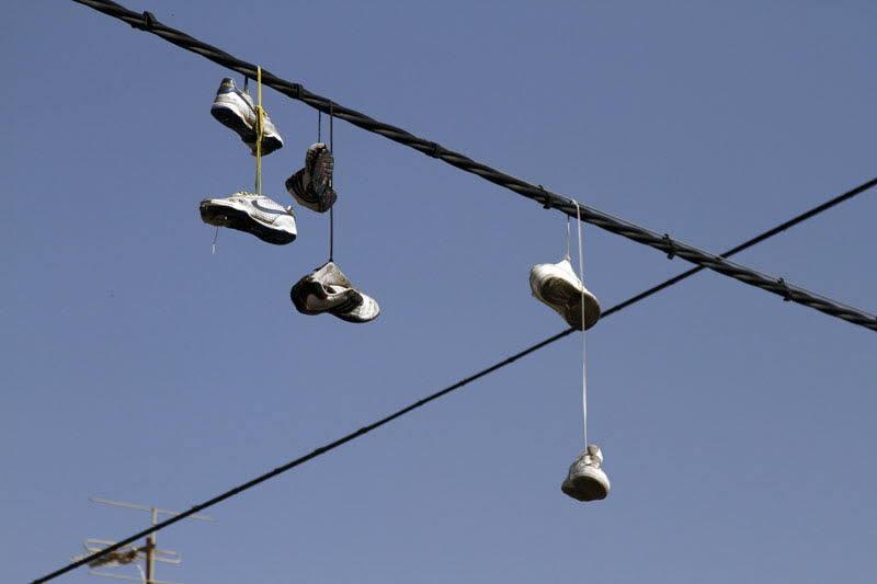 Zapatillas colgadas de cables de la luz, la moda que no pasa en Valencia 