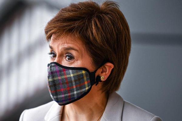 Les Écossais devront peut-être continuer à porter des masques faciaux pendant des années, prévient Nicola Sturgeon 