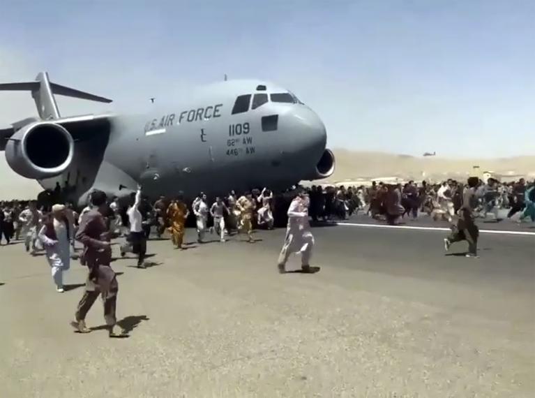 Direct - Afghanistan : les talibans tiennent Kaboul, les vols suspendus à l'aéroport 