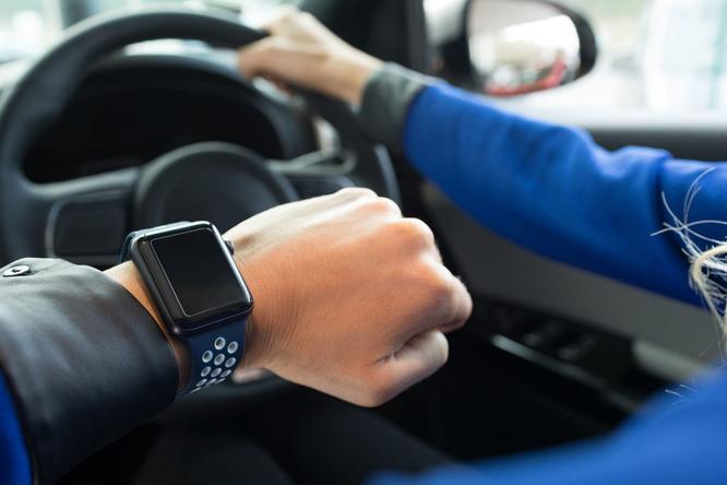 Distraction au volant : quittez vos montres intelligentes des yeux