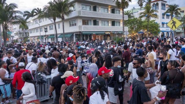 Centro de Miami reabre negocios después de protestas | El Nuevo Herald Miami después del caos, negocios limpian destrozos, cierran temprano o abren con dudas