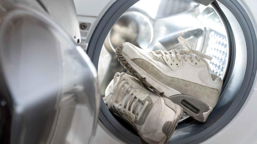 How to wash sneakers in the washing machine without damaging them