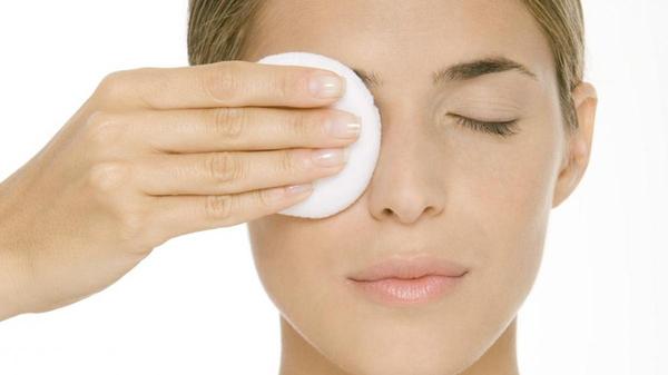 Cómo no desmaquillarte por la noche puede provocar ‘acné cosmético’