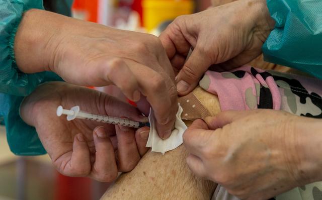 V pražské nemocnici očkovali i kolemjdoucí, aby nemuseli vyhazovat dávky 