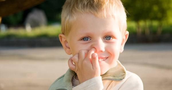 Cómo evitar que un niño se meta el dedo en la nariz constantemente 
