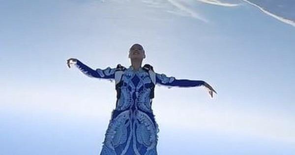  Unusual Skydiving in a haute couture dress?  The world champion did it