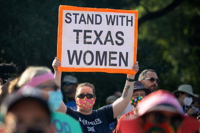 Un juge fédéral bloque une loi restreignant l'avortement au Texas 