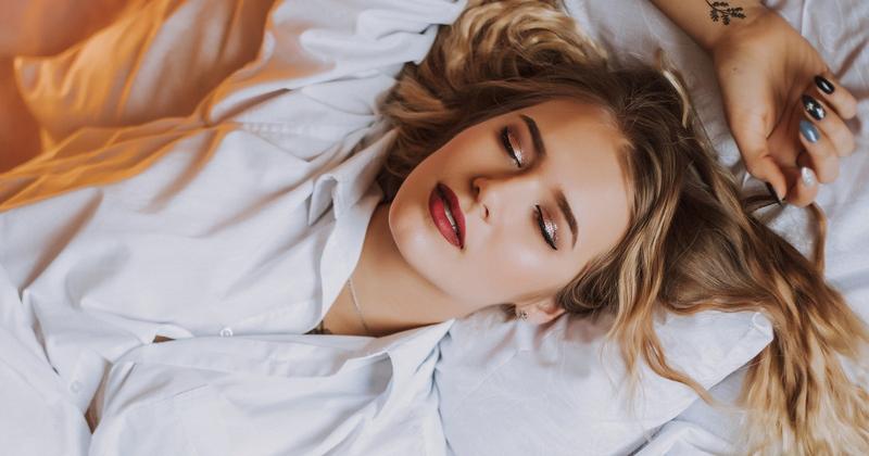 This is the truth behind the biggest beauty mistake: What happens to your skin if you sleep in makeup?