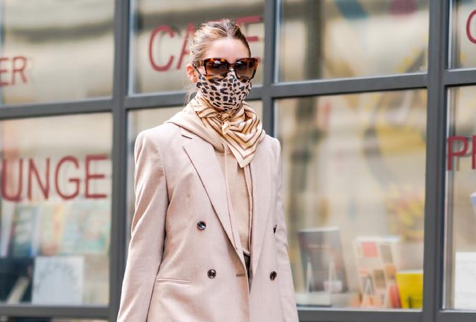 Olivia Palermo shows us how to take the kid sweatshirt to the office and the result is wonderful