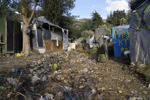 The hell of refugees in lesbos, second part: cold and abandonment