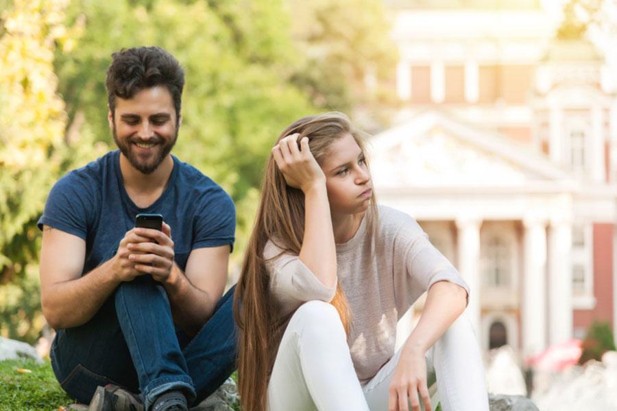 ¿Qué le hace a tu relación de pareja estar todo el tiempo mirando el celular? 