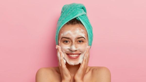 Por qué deberías elegir el gel facial con ácido hialurónico que arrasa en Amazon para preparar la piel para otoño