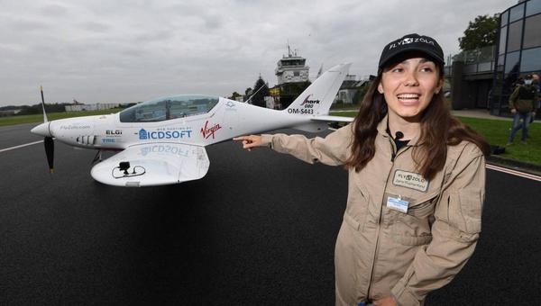 Pilota de 19 años despega para dar vuelta al mundo en solitario 