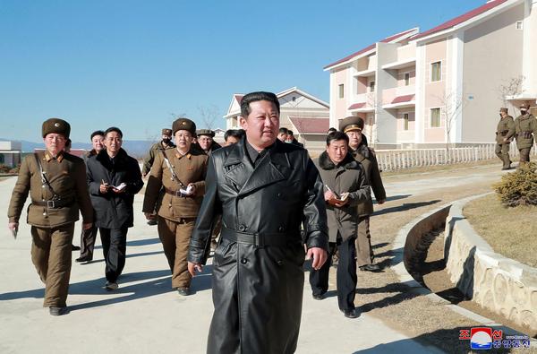 La Corée du Nord interdit le port de manteaux en cuir, tenue favorite de Kim Jong-un