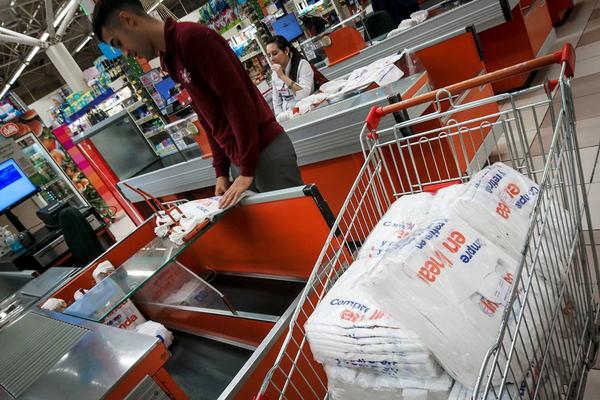 Defensa de la Competencia aplicó multas a seis cadenas de supermercados por cobrar bolsas plásticas antes de que fuera obligatorio 
