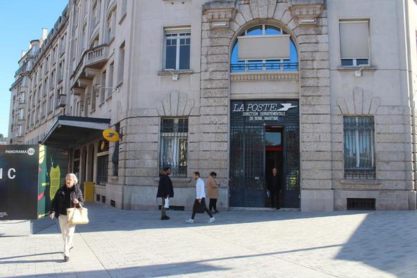 Le bureau de poste de la gare de Rouen ferme ses guichets et s'installe dans un bar