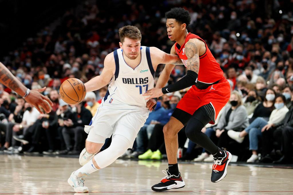 Doncic logra un nuevo triple-doble en la victoria de los Mavs en Portland