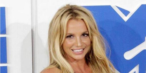 Britney Spears takes off clothes again;She boasts tanga de dental thread