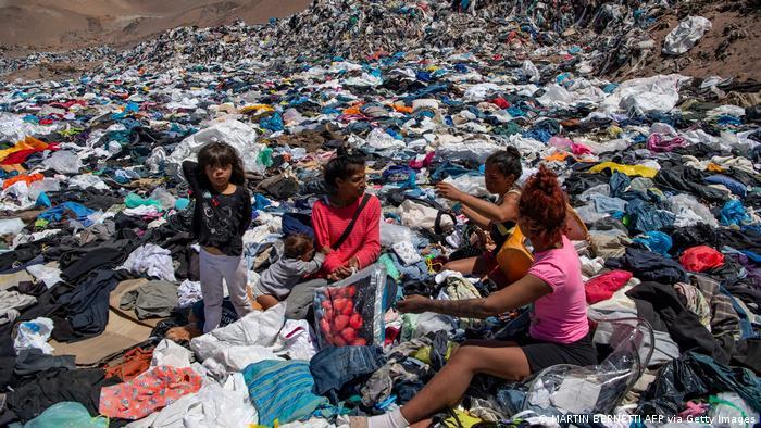El basurero de ropa usada en el desierto de Atacama en Chile