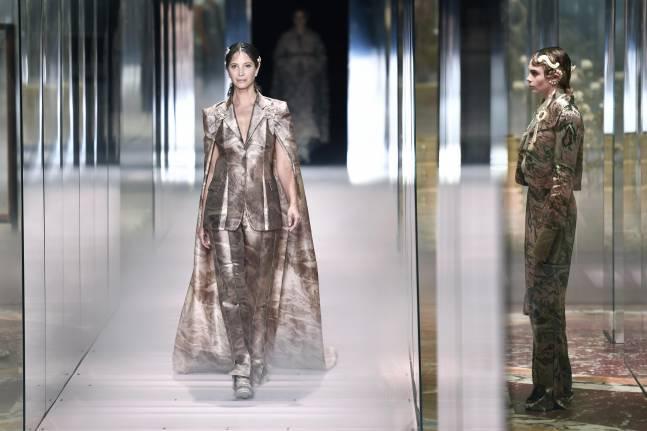 Kim Jones pays tribute to Rome in the SS22 SS22 Costure collection of Fendi Kim Jones pays tribute to Rome in the FENDI SS22 haute couture collection