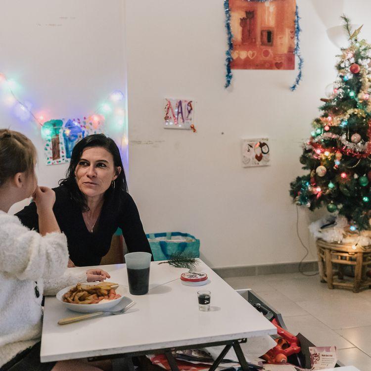 Témoignage "Pour Noël, mes ados n'osent rien demander" : Christelle, mère célibataire, raconte l'angoisse financière des fêtes