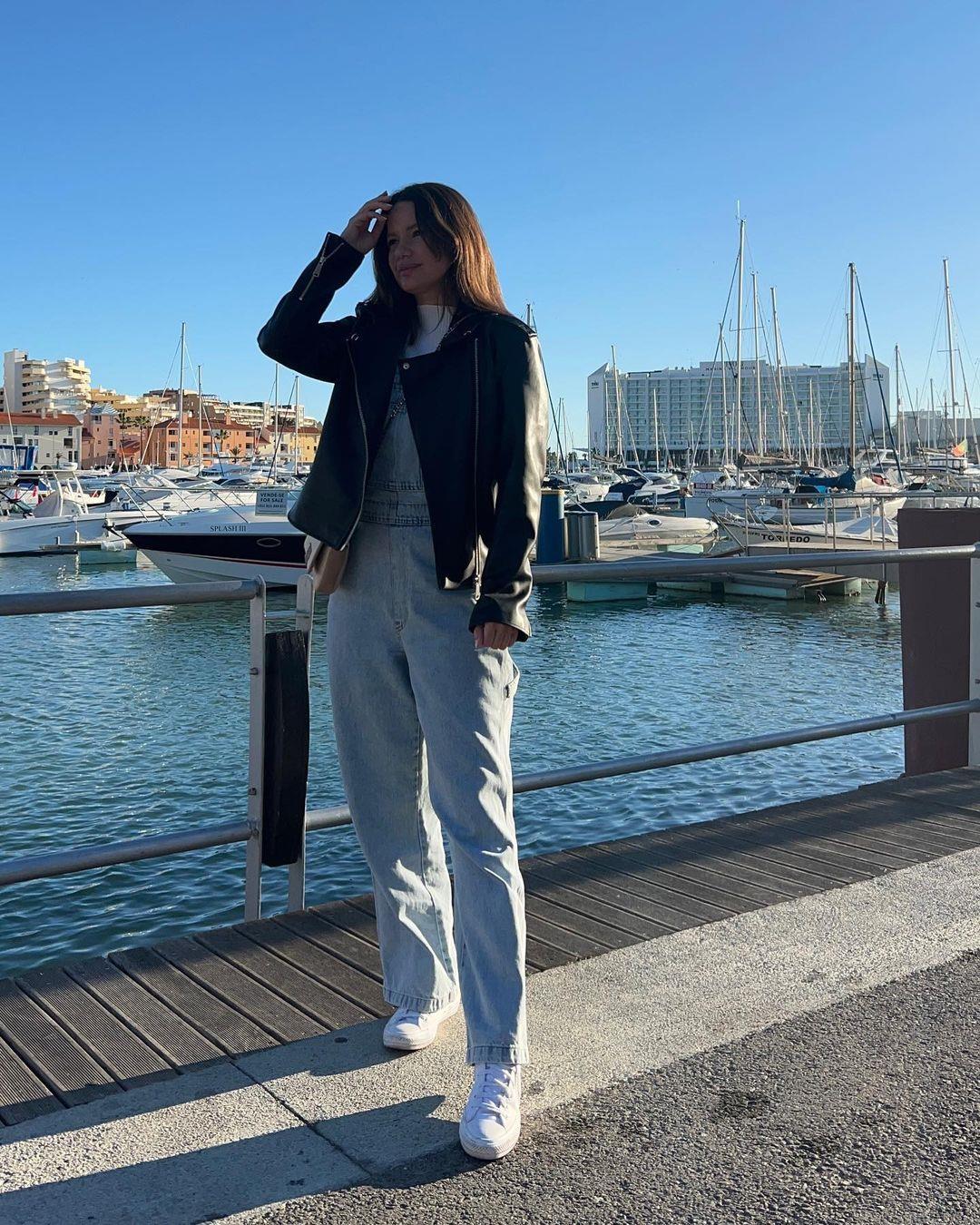 Cómo llevar camisa azul de mujer con un top y jeans rectos 