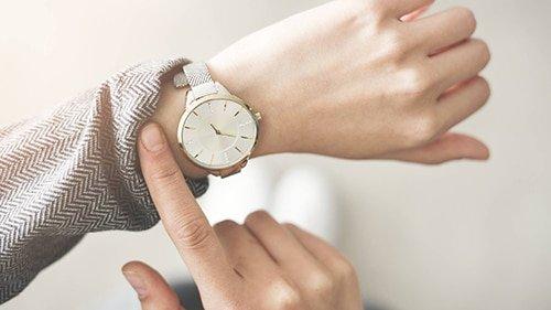 Tendance mode 2021 : Les femmes portent des montres pour hommes, c’est au top de la mode !