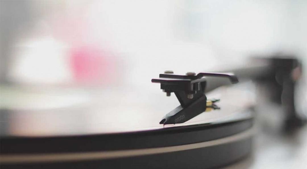 All ways to clean a vinyl or LP disk (without spoiling it)