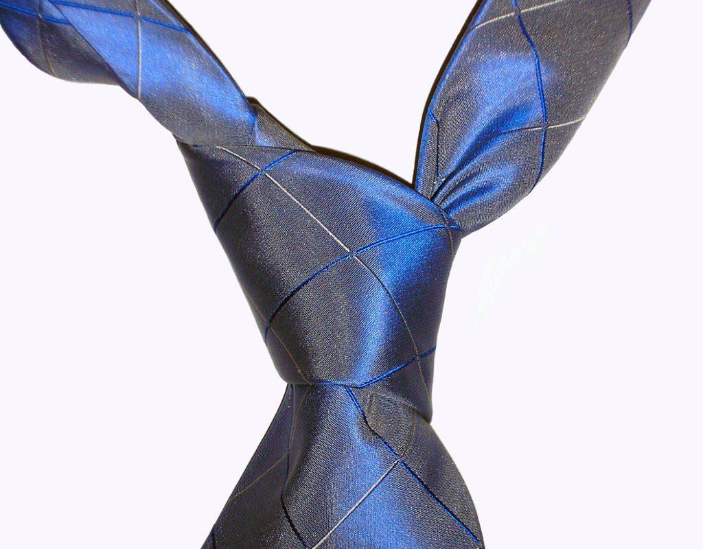 La technique infaillible pour réussir son noeud de cravate pour les fêtes