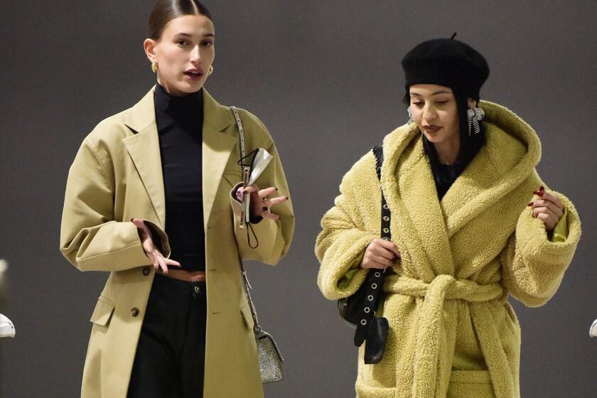 Hailey Bieber y Alexa Demie de Euphoria se visten como gemelas y confirman que el abrigo amarillo es clave en 2022