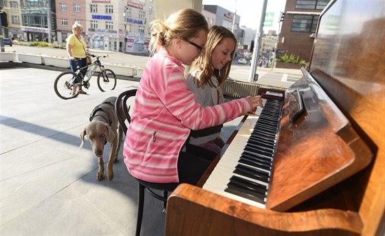 A piano stands in the center of Znojmo for a week. Constables hand out fines for playing