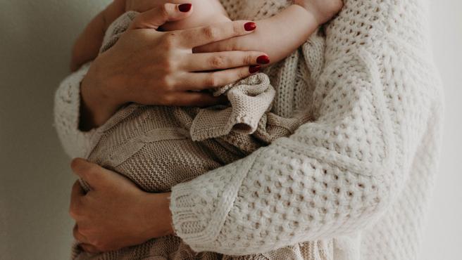 Una mujer convierte la leche materna, la placenta, el pelo y las cenizas en joyas personales de recuerdo