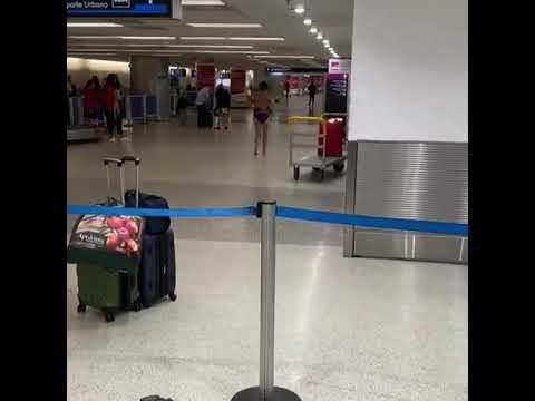 (VIDEO) Mujer se queda "en pelotas" tras quitarse la ropa interior en el Aeropuerto de Miami